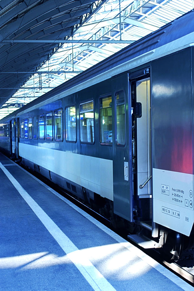 ПАНИКА ЗБОГ ЗАБОРАВНОГ КУВАРА: Опасно оружје у коферу изазвало евакуацију воза