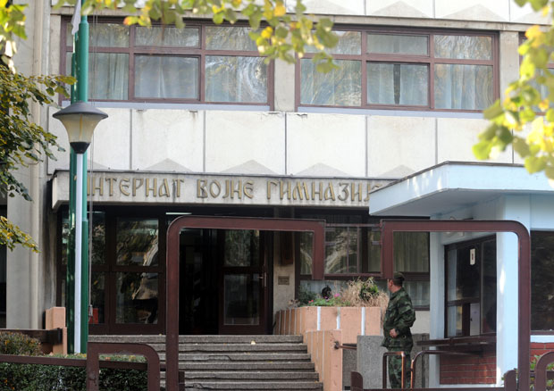 Ученик Војне гимназије ножем напао другарицу