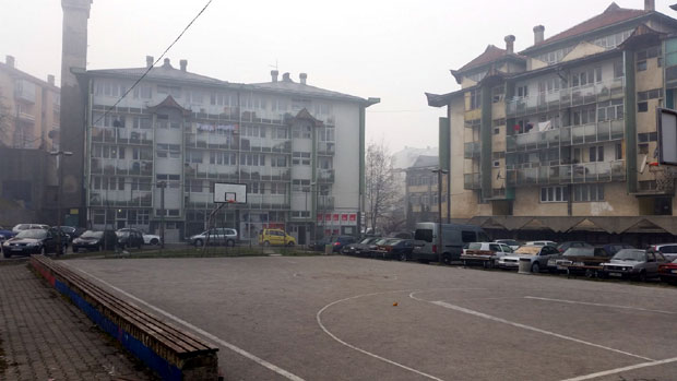 Отрови око игралишта