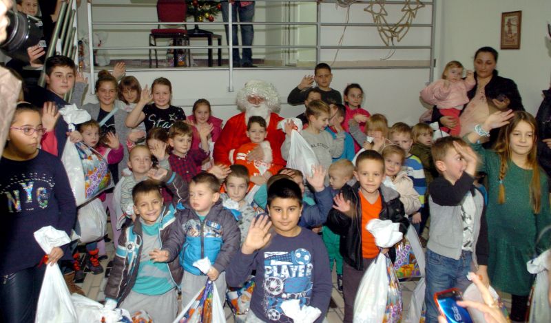 Малишанима поделили пакетиће