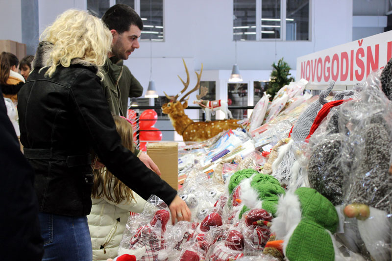 РАДНО ВРЕМЕ ЗА ПРАЗНИКЕ: Измене у продавницама, пијацама, поштама и другим објектима