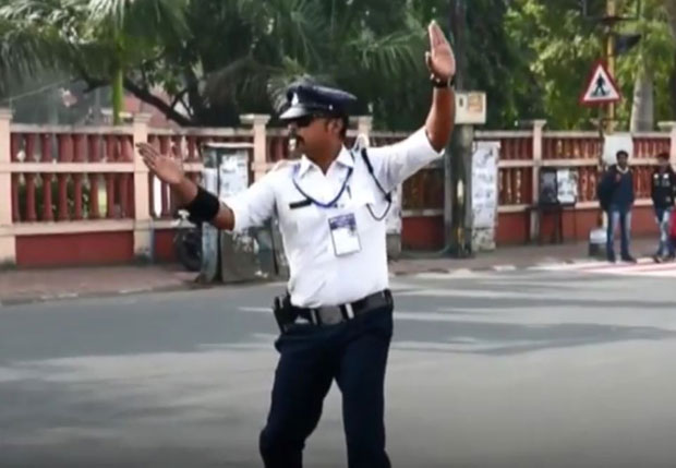 ВИДЕО: Полицијац регулише саобраћај као Мајкл Џексон