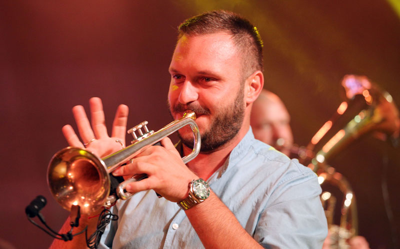 Ниш: Дејан Петровић свира за џабе