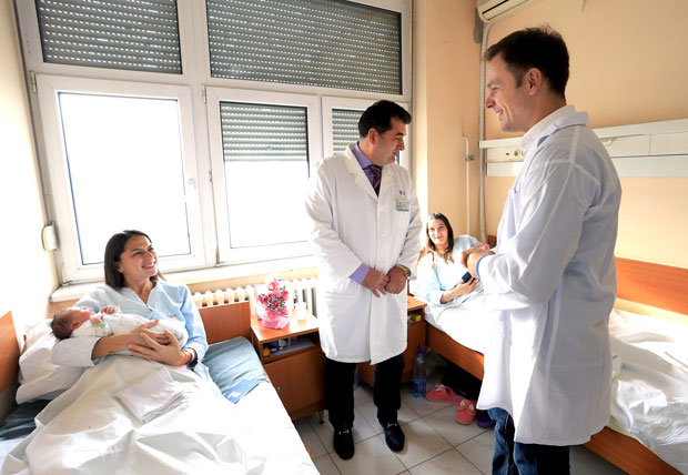 Мали обишао прворођене бебе: 150.000 динара као поклон