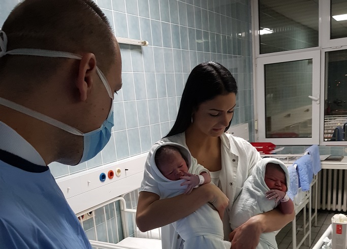 Лончар:У првих 12 сати рођене 22 бебе, 12 девојчица