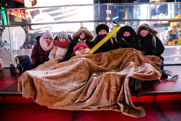 ЊУЈОРЧАНИ ДОЧЕКАЛИ 2018. ГОДИНУ: Ледених -12Ц на Тајмс скверу (ФОТО)