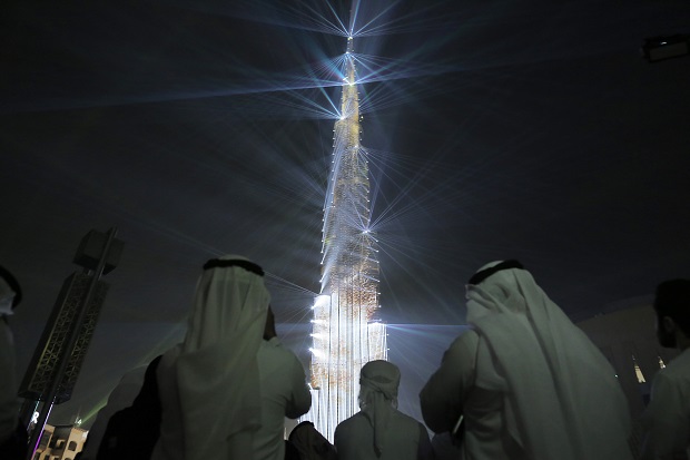 Дубаи: Новогодишњи ласерски шоу на Бурџ Калифи за Гиниса (ВИДЕО)