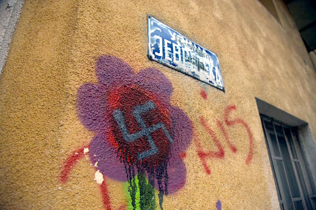 КУКАСТИ КРСТ У ЈЕВРЕЈСКОЈ УЛИЦИ: Нацистички симбол освануо на фасади зграде на Дорћолу