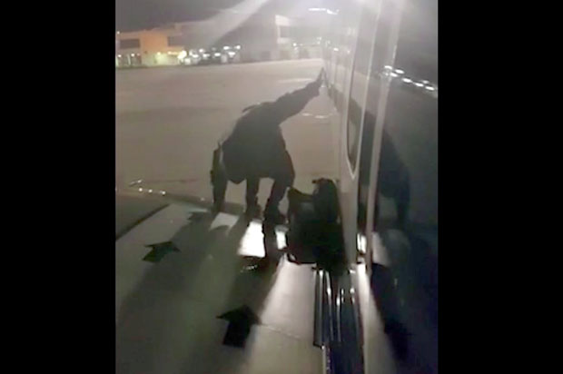 Нестрпљив путник изашао из авиона - преко крила (ВИДЕО)