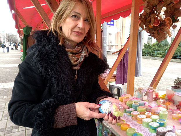 Домаћице сликају на стаклу