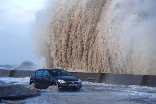 ОЛУЈА ШИБА ЗАПАДНУ ЕВРОПУ: Троје погинуло, 23 повређено 