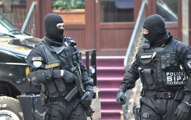 Тројка ухапшена због међународног кријумчарења дроге: Сканк продали инспекторима