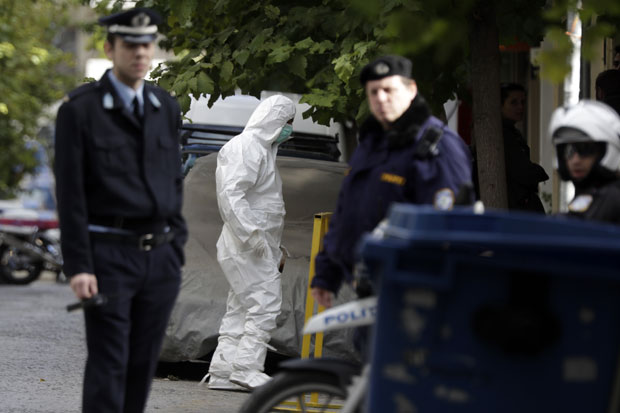 Грчка: Ухапшена два кријумчара, транспортовали 14 Сиријаца, осморо деце