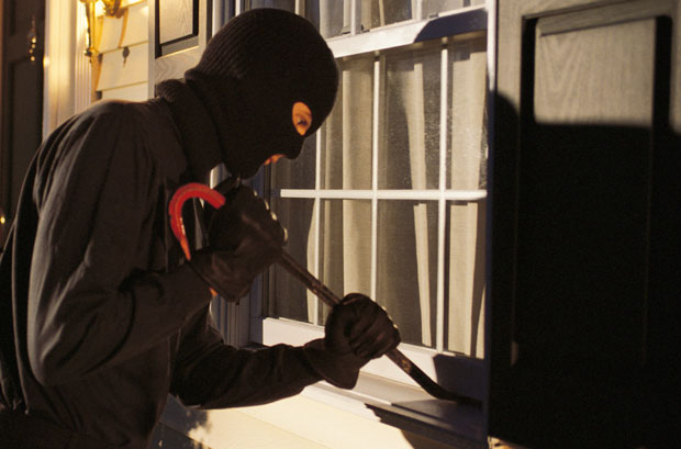 ПОЛИЦAЈАЦ ПЉАЧКАО СА ФАНТОМКОМ: “Оперисао” од прошлог лета, на мети му био новац из киоска и кладионица