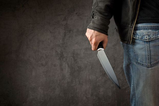 Насрнуо ножем на мајку, родбину и комшије