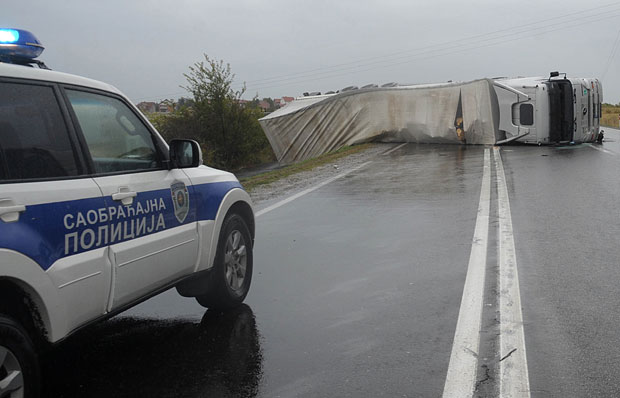 Преврнуо се камион на аутопуту Скопље-Ђевђелија