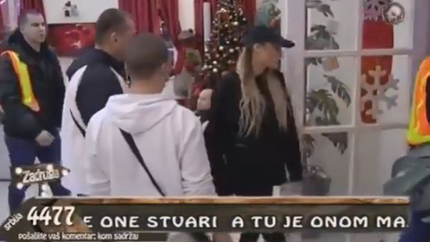 ОБЕЗБЕЂЕЊЕ ИЗВЕЛО ЛУНУ ИЗ ЗАДРУГЕ: Претресли јој све ствари у потрази за мобилним телефоном (ВИДЕО)