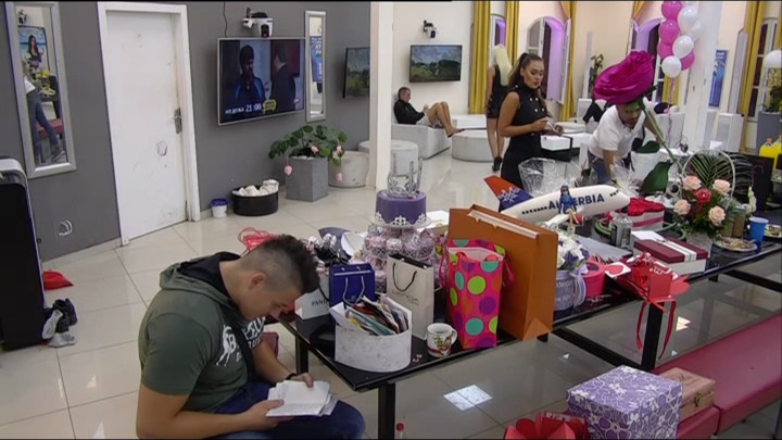 КИЈА ПРОСЛАВИЛА РОЂЕНДАН: Слоба забринуто читао честитке, а погледајте и Лунину реакцију (ВИДЕО)