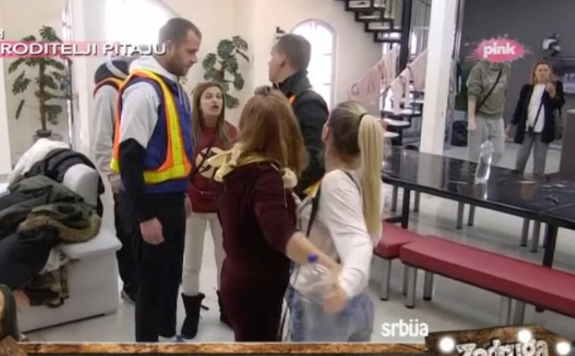 МАЈКА И ЋЕРКА НАПАЛЕ КИЈУ: Гоца је пљунула, Теодора хтела да је бије, обезбеђење их једва раздвојило (ВИДЕО)