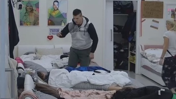 ЛУНА И СЛОБА СЕ ПОСВАЂАЛИ: Извређао Ђоганијеву, текла му крв из носа и имао напад панике (ВИДЕО)