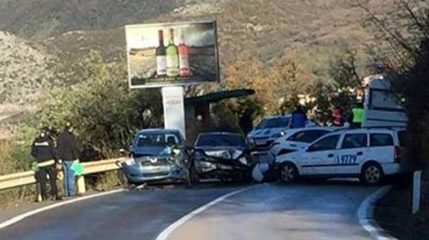 НЕСРЕЋА КОД СВЕТОГ СТЕФАНА: Имали удес, изашли из аутомобила, па их покупио аутобус (ФОТО)