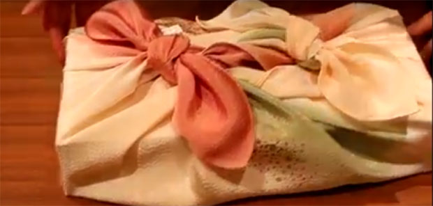 Два оригинална и практична начина да упакујете поклон без украсног папира и селотејпа! (ВИДЕО)