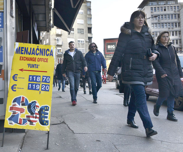 Евро смршао пет динара