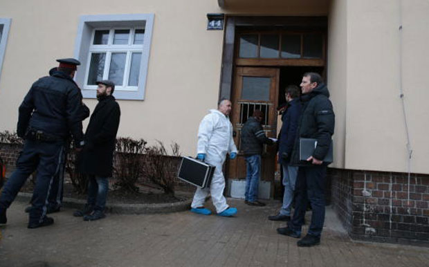 УЖАС У БЕЧУ: Супругу избо, ћерку задавио, па се убио
