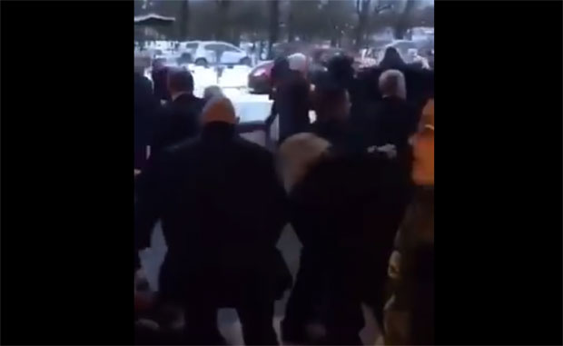 Масовна туча на сахрани у Шкотској 