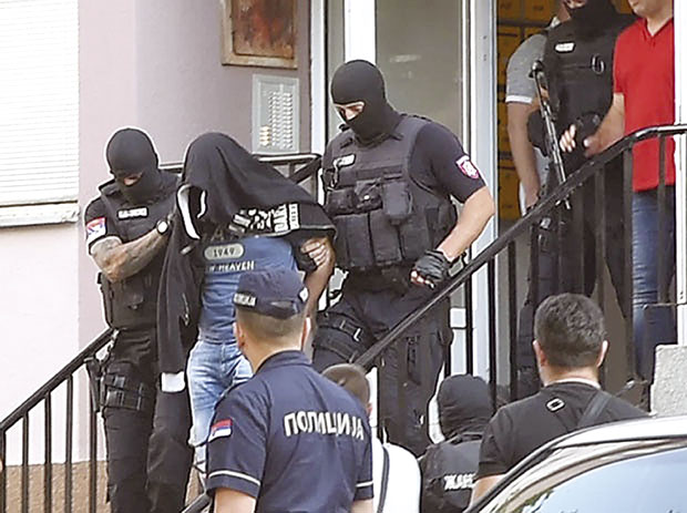 ПОДМЕТНУТ ПОЖАР У ПРВОЈ КРАГУЈЕВАЧКОЈ ГИМНАЗИЈИ: Изгореле канцеларије и учионица (ФОТО)