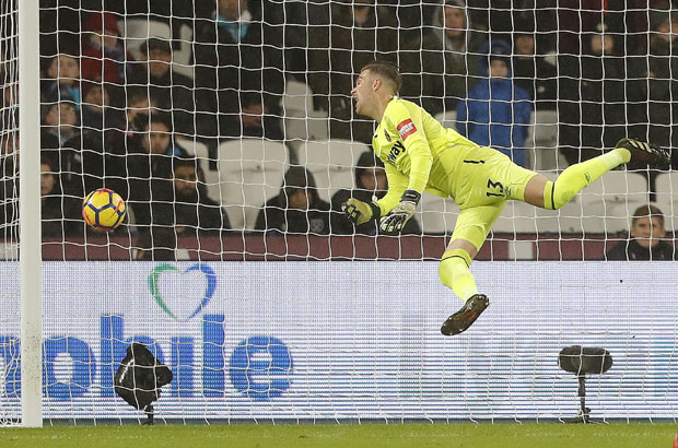 КОМИЧНА СИТУАЦИЈА: Голман уместо лопте ухватио главу саиграча