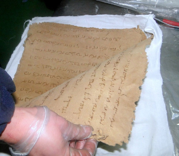 УСПЕШНА АКЦИЈА ЦАРИНИКА: Спречен покушај кријумчарења антиквитета у резервној гуми (ФОТО)