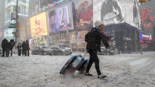 ХЛАДНОЋА ОКОВАЛА АМЕРИКУ : Кључала вода леди се у ваздуху, залеђене и ајкуле, кружи упозорење да ово није уобичајена олуја (ФОТО+ВИДЕО)