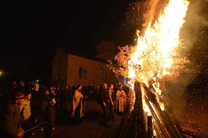БАДЊЕ ВЕЧЕ У СРБИЈИ: Паљење бадњака у манастиру Бешеново, прослава у Поморављу, Краљeву, Смедереву... (ФОТО)