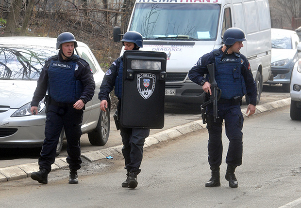 КРАЈ ДРАМЕ НА ВИДИКОВЦУ: Наоружани мушкарац који је претио полицији ухапшен (ФОТО / ВИДЕО)