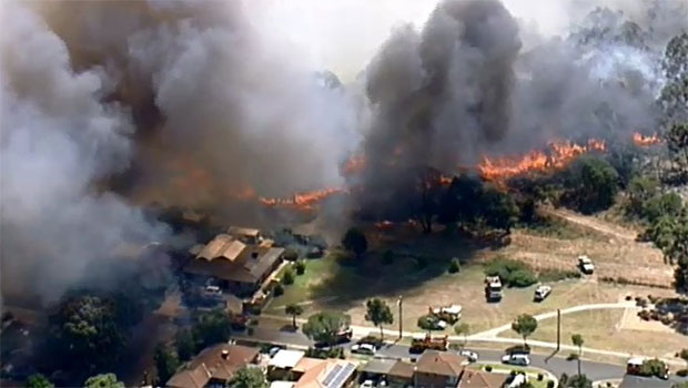 ХАОС У АУСТРАЛИЈИ: Топи се асфалт, температуре и до 46 Целзијуса; Пожар прогутао неколико зграда (ФОТО/ВИДЕО)