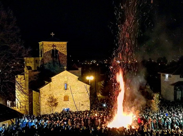 ПОМИРИМО СЕ И ЗАГРЛИМО: Хиљаде грађана Берана на паљењу бадњака