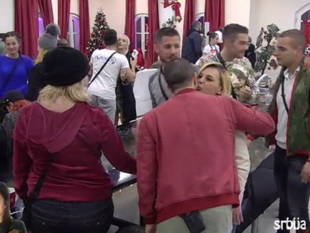 БОЖИЋ У ЗАДРУЗИ: Најрадоснији празник донео мир, престале увреде и свађе (ВИДЕО)