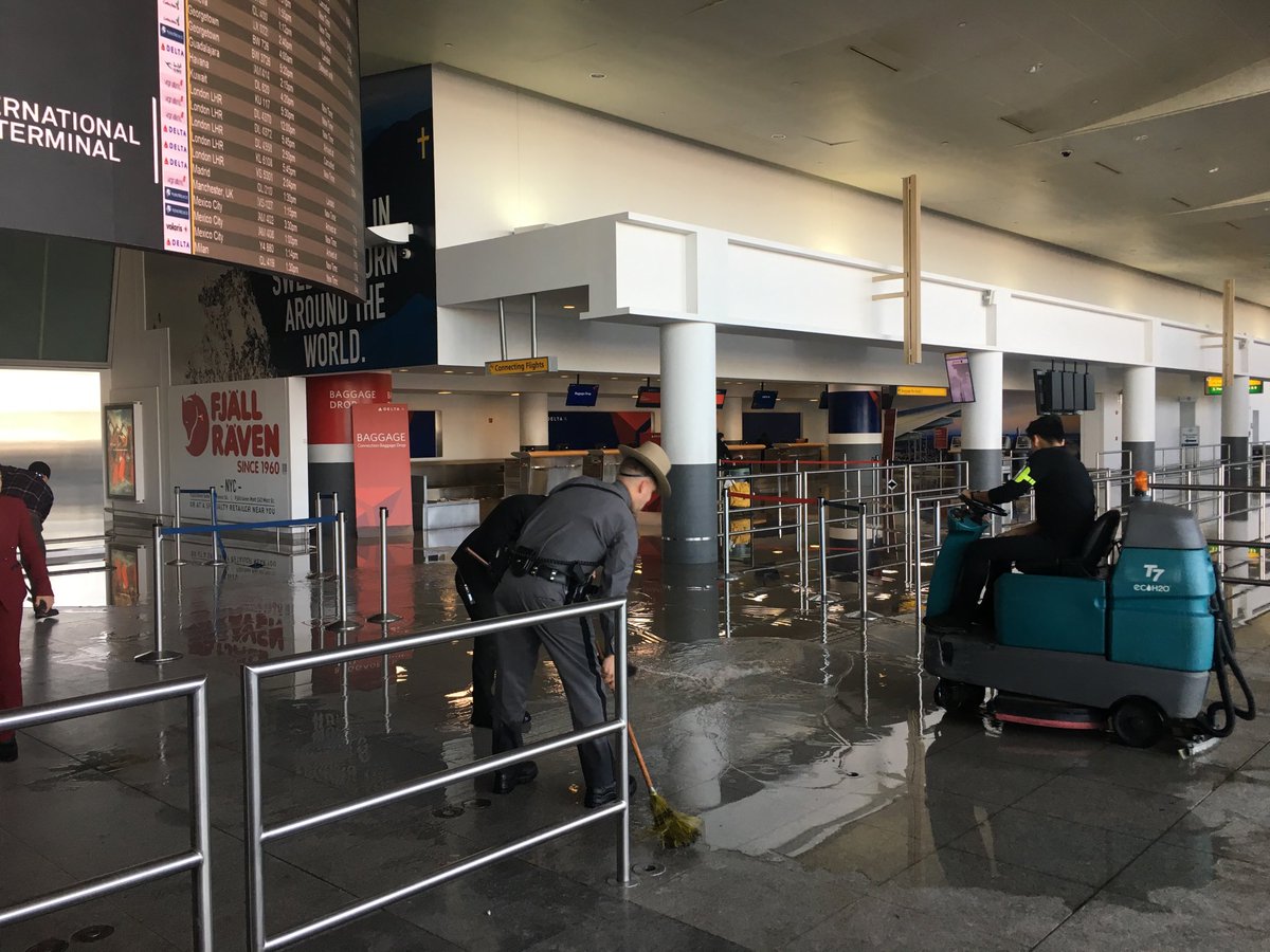 Поплава на ЈФК, евакуација међународног терминала (ВИДЕО)