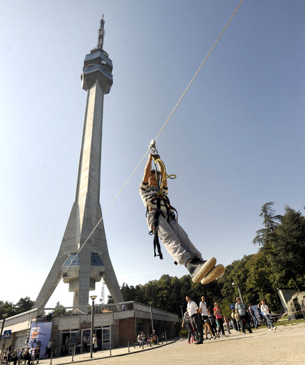 Праве летњу позорницу код Авалског торња