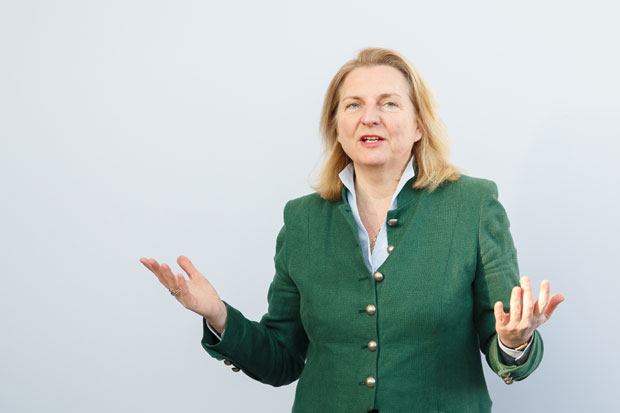 ВОЗОМ НА САСТАНАК: Прво путовање шефице аустријске дипломатије кошта - 10 евра