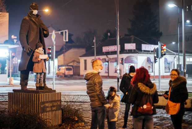 Загушљиво и споменицима