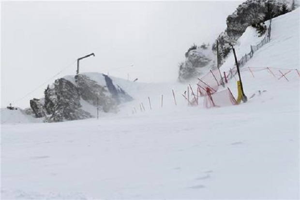 Швајцарска: У снежној олуји заробљено 13.000 туриста, за неке обезбеђен хеликоптер