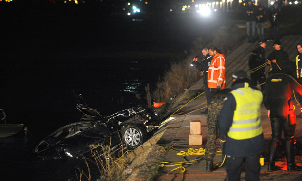 Пар због ручне кочнице завршио у Дунаву (ФОТО/ВИДЕО)