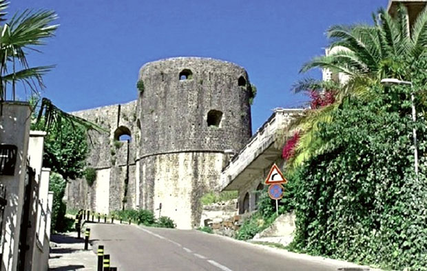 Канли кула и клизи и пуца