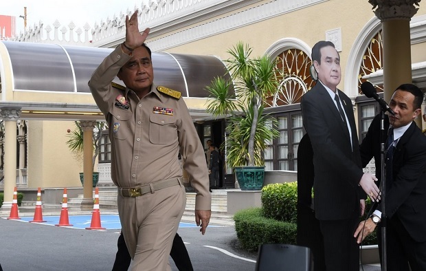 Премијер Тајланда изнео картонског двојника: Њега питајте