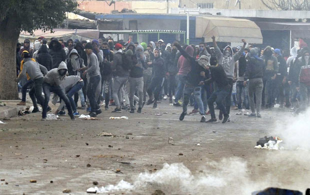 Тунис тоне у насиље и хаос