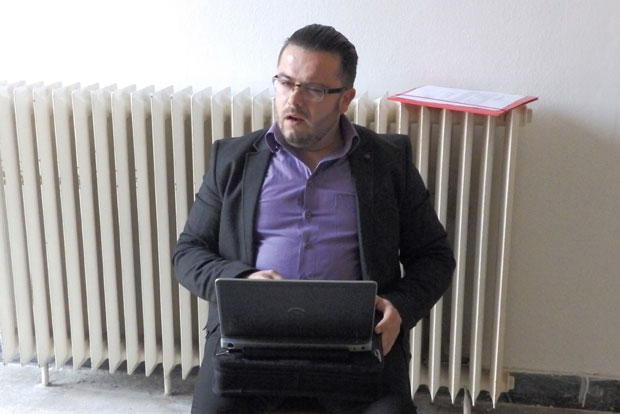 Брава замењена, ради у ходнику!