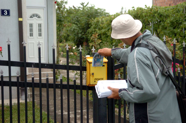 ПАЛИ ПРЕПРОДАВЦИ САНДУЧИЋА: Ухапшени поштари из Србије