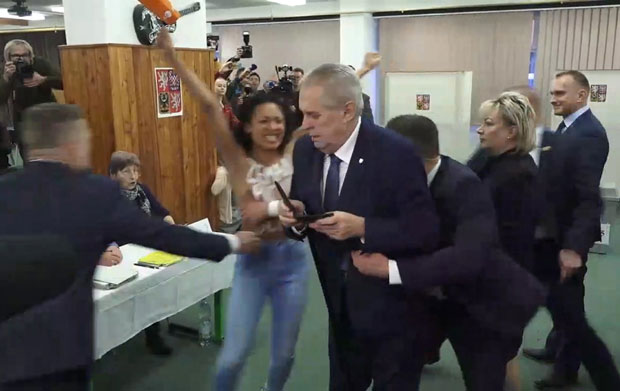 ФЕМИНИСТКИЊЕ У АКЦИЈИ: Гола жена викала на Земана да је Путинова проститутка (ФОТО)